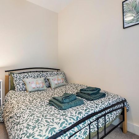 Modern 3 Bedroom Apartment In Wimbeldon Park London Exterior photo
