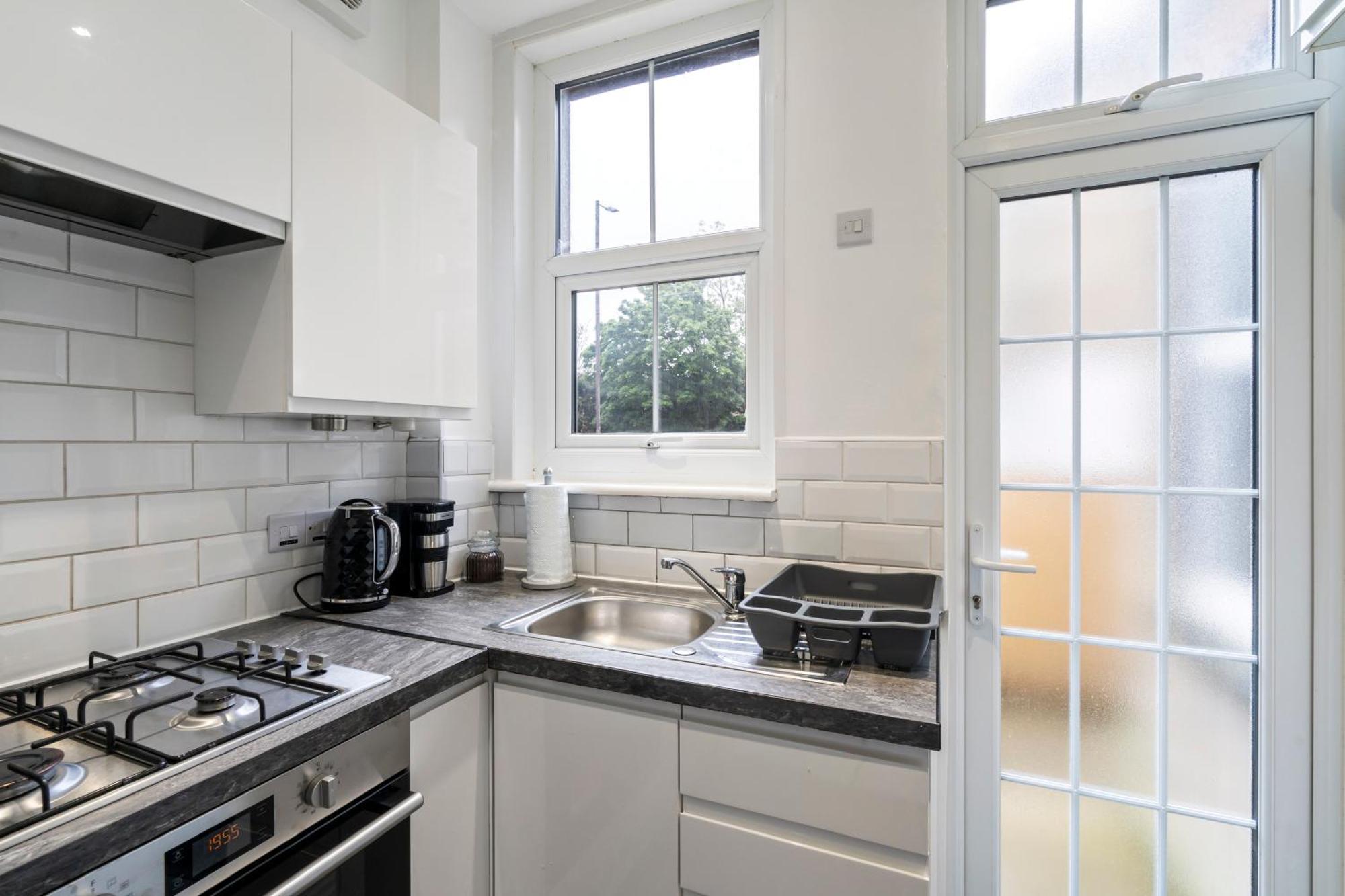 Modern 3 Bedroom Apartment In Wimbeldon Park London Exterior photo