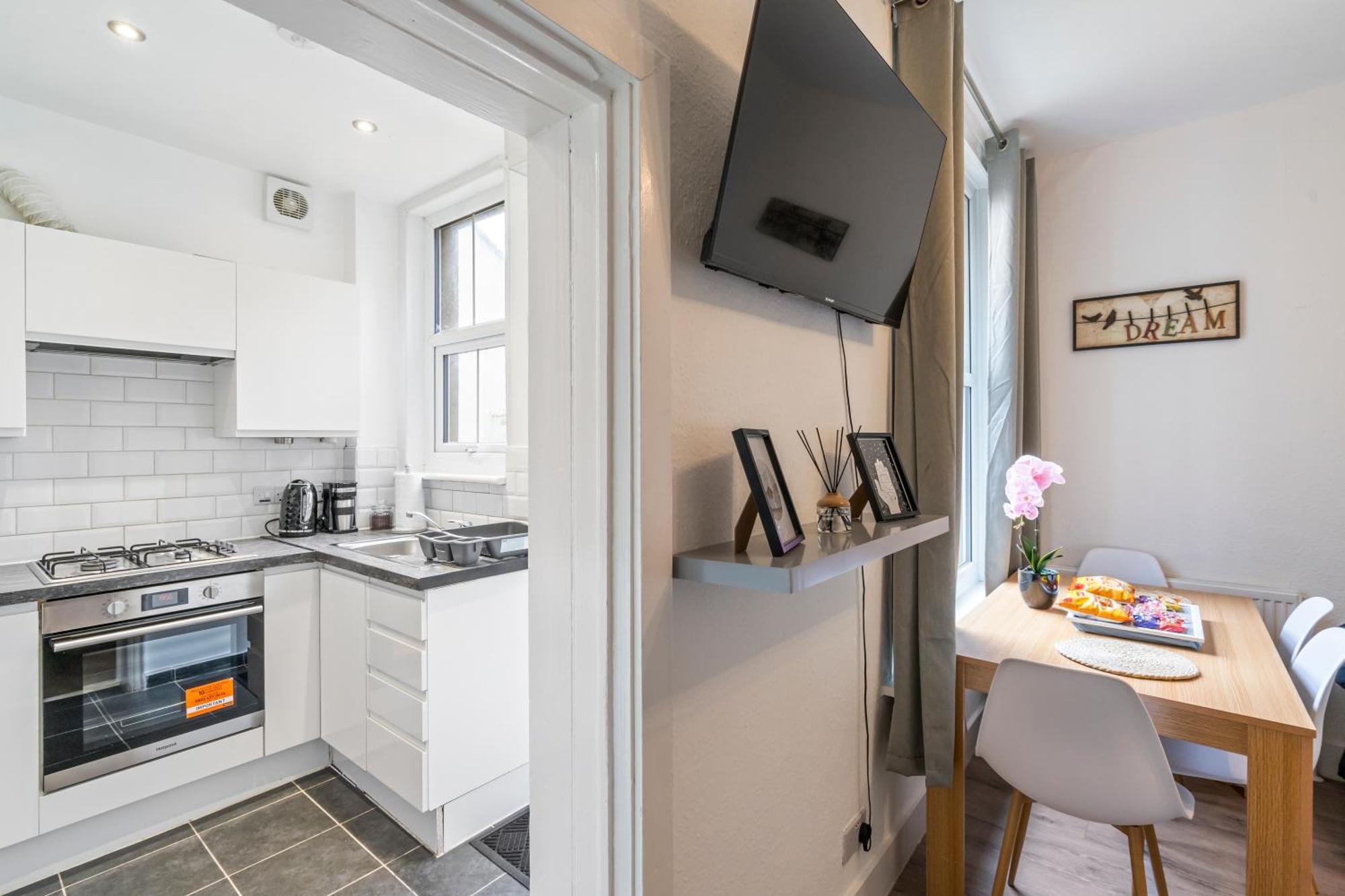 Modern 3 Bedroom Apartment In Wimbeldon Park London Exterior photo