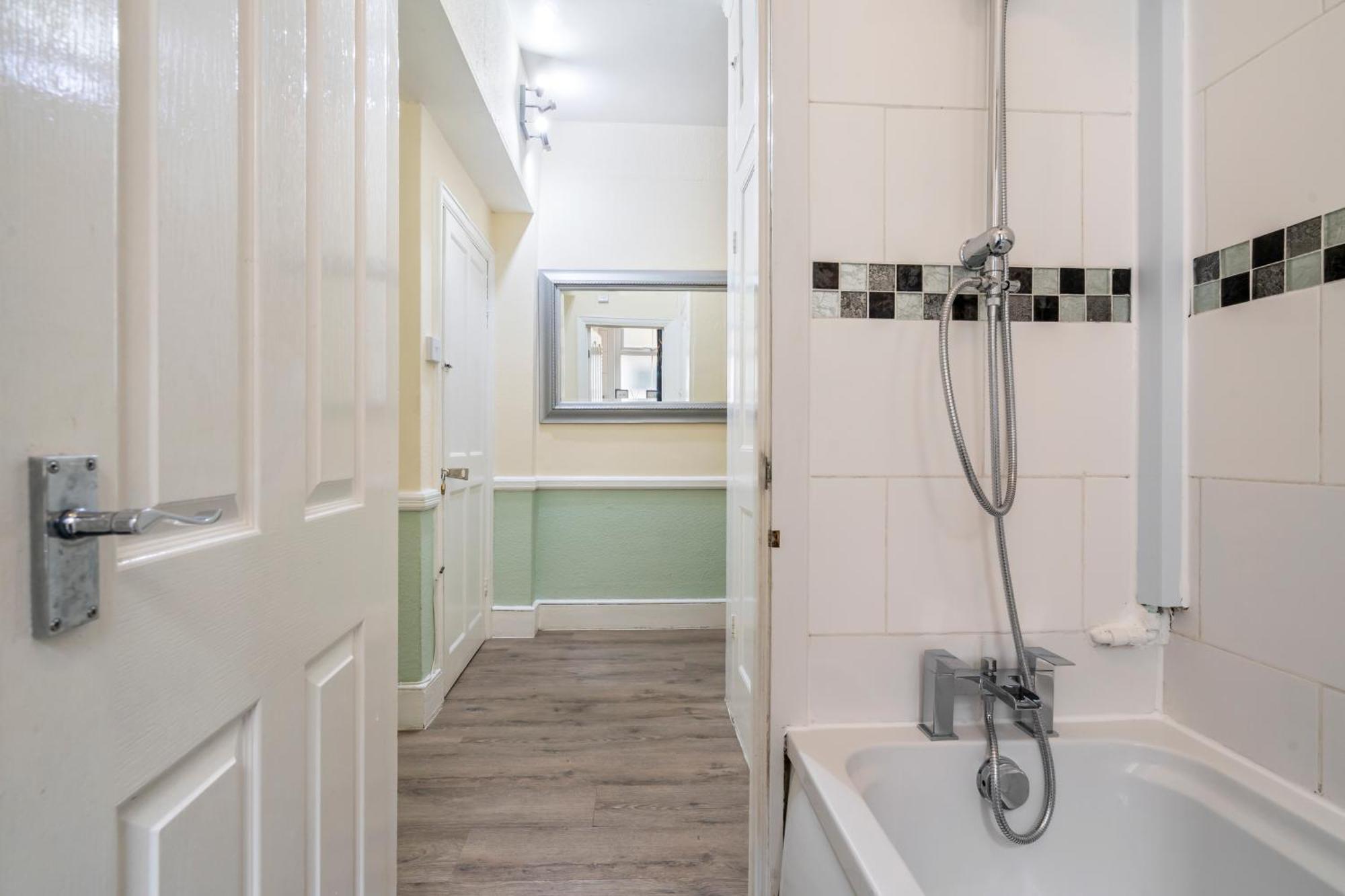 Modern 3 Bedroom Apartment In Wimbeldon Park London Exterior photo