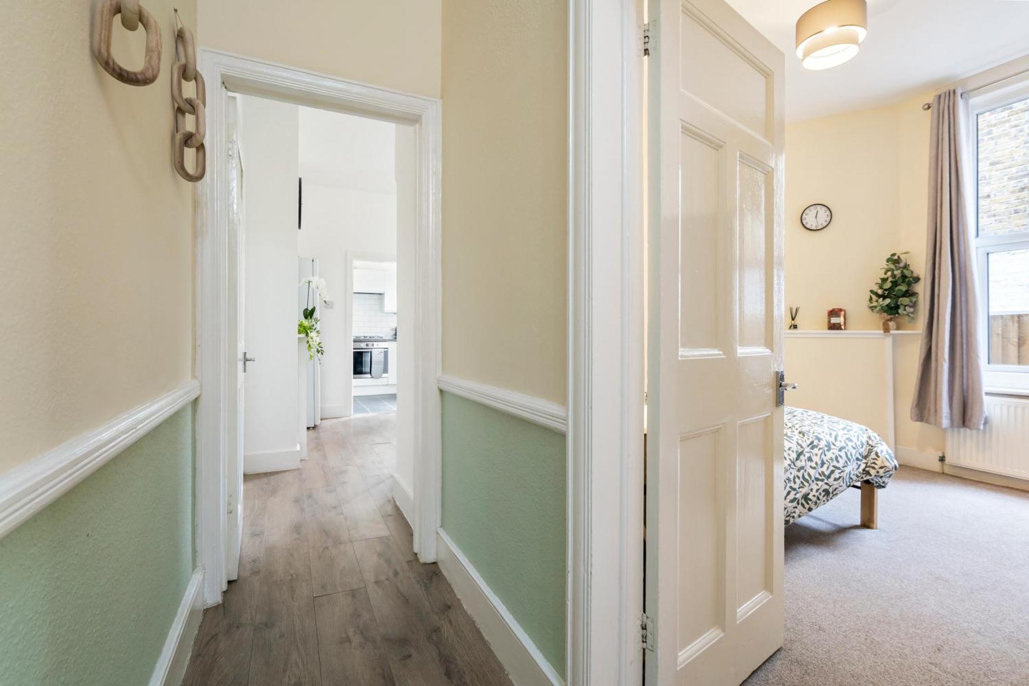 Modern 3 Bedroom Apartment In Wimbeldon Park London Exterior photo