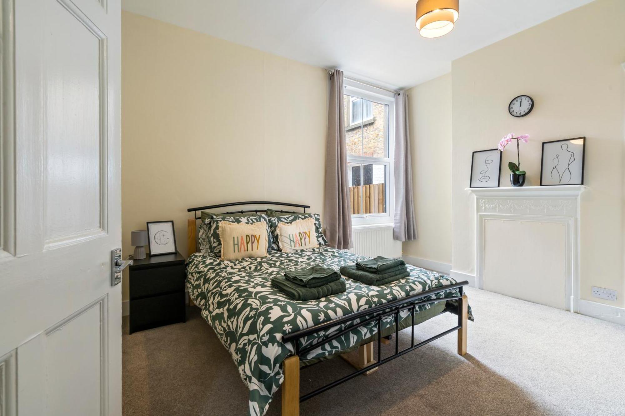 Modern 3 Bedroom Apartment In Wimbeldon Park London Exterior photo